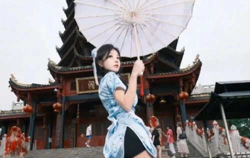 冯提莫直播穿着大胆,娇小身材引争议!
