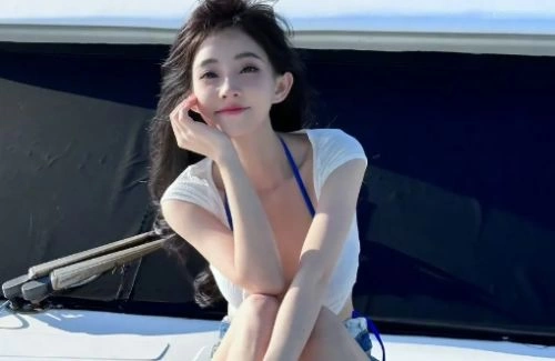 冯提莫直播穿着大胆,娇小身材引争议!