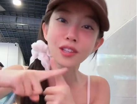 冯提莫直播回应与阿哲只是朋友，对造谣粉丝称将发律师函